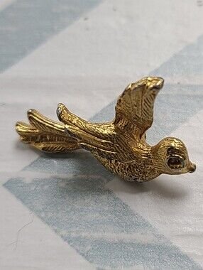 Vintage Gold-Tone Flying Swallow Bird Pin | Unmarked Mid-Century Profile Brooch